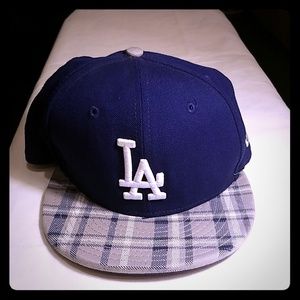 Used unisex dodgers snap back Hat